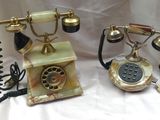 deux téléphones à l'ancienne posés sur un drap blanc