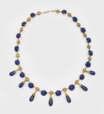 un collier en or et lapis-lazuli orné de perles de verre bleues