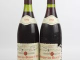 deux bouteilles de vin posées l'une à côté de l'autre sur une surface blanche