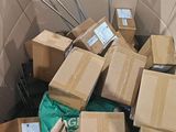 une pile de cartons au milieu d'une pièce