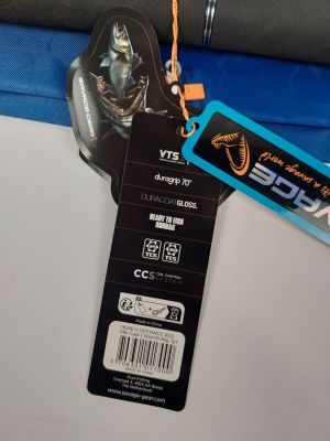 une étiquette de bagage fixée à un sac de voyage