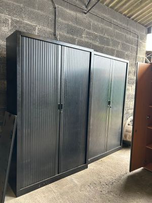 une armoire métallique dans un garage, dont la porte est ouverte