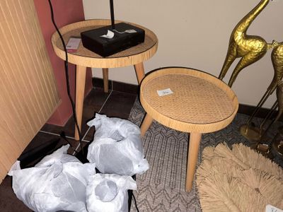 une petite table sur laquelle est posé un ordinateur portable, à côté d'une chaise et d'une table sur laquelle est posée une lampe