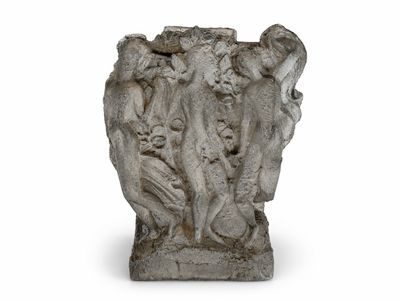 une sculpture en pierre représentant un groupe de personnes sur un socle