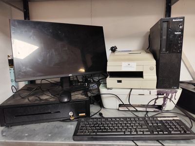 un bureau d'ordinateur équipé d'un écran, d'un clavier, d'une souris et d'une imprimante