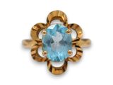 une bague en or sertie d'une topaze bleue au centre