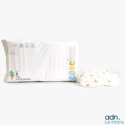 une photo d'un paquet de couches et d'un sachet de lingettes
