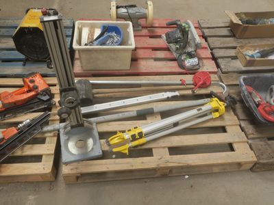 de nombreux outils différents sur une palette dans un entrepôt
