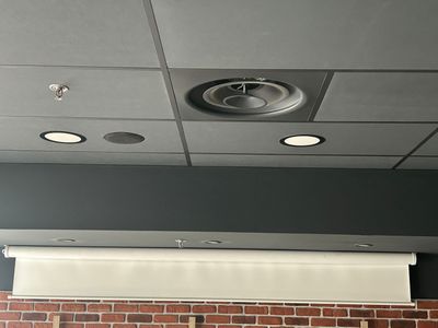 une photo d'un plafond surmonté de trois luminaires