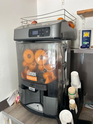 une machine qui contient tout un tas d'oranges