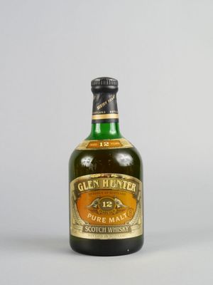 l'image d'une bouteille de whisky posée sur une table