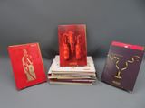 trois livres sont empilés sur une table