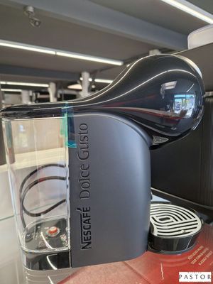 une machine à café posée sur une table