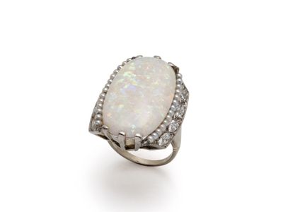 une bague en oplite et diamants