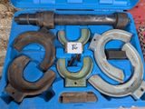 une boîte bleue contenant des outils, posée sur une table