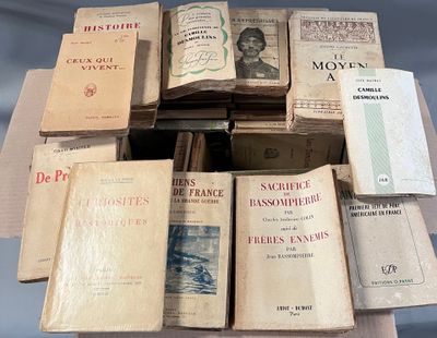 plusieurs livres sont empilés sur une table