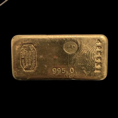 un gros plan d'un lingot d'or sur fond noir