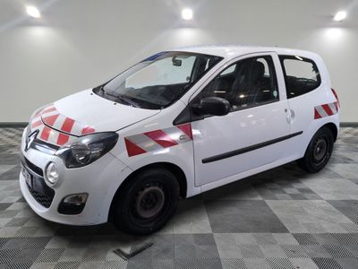 une photo d'une petite voiture blanche avec des bandes rouges et blanches