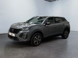 Un SUV gris est garé dans une grande pièce.