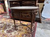 une table dont le plateau est en marbre