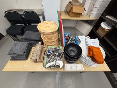 une table sur laquelle se trouvent de nombreux objets différents