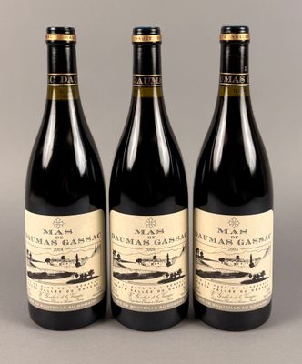 trois bouteilles de vin sont alignées sur une table
