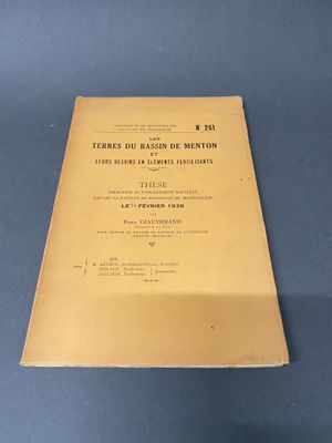 gros plan d'un livre sur une table à fond bleu