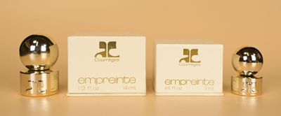 trois types de parfums différents posés côte à côte sur une table