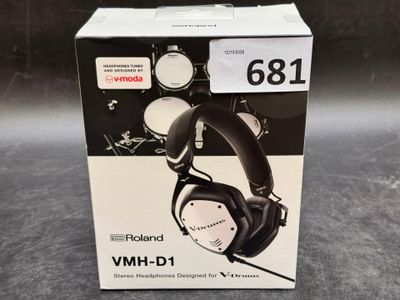 La boîte d'un casque audio est ouverte sur la table.