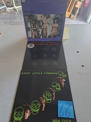une boîte sur laquelle est représenté un groupe de personnes