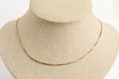 un collier à chaîne en or sur un mannequin mannequin mannequin mannequin mannequin mannequin mannequin mannequin mannequin mannequin