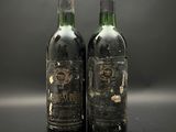 deux bouteilles de vin posées l'une à côté de l'autre sur une table