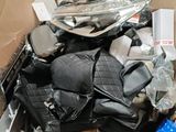 une boîte en carton remplie d'objets hétéroclites