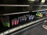 de nombreuses canettes de soda sur les rayons du magasin