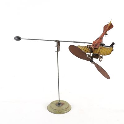 une petite maquette d'un petit avion posée sur un socle