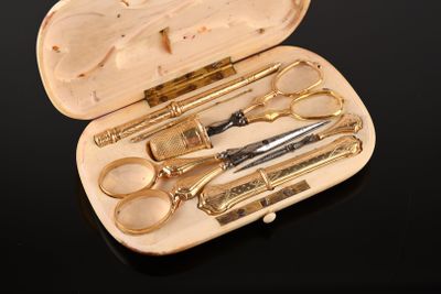 une trousse contenant des ciseaux, des ciseaux et d'autres objets