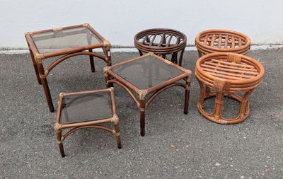 quatre chaises et une table posées sur le trottoir