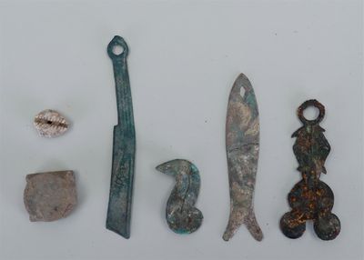 plusieurs types d'objets métalliques exposés sur une surface blanche