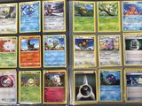 beaucoup de cartes pokemon sur la table