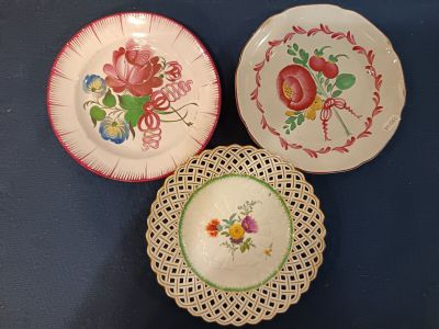 Lot de 3 assiettes (2 de l'est) une restaurée.
