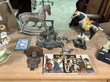 une table en bois sur laquelle sont disposées de nombreuses figurines