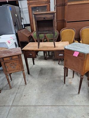 a lot of furniture that is sitting on the floor