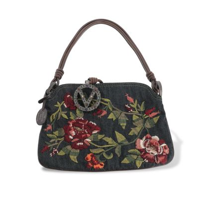 un gros plan d'un sac à main orné de fleurs