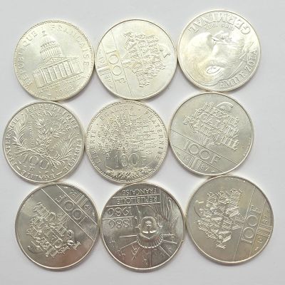six types de pièces différents sont présentés sur une surface blanche