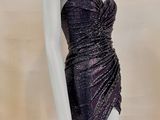 un gros plan d'un mannequin portant une robe violette