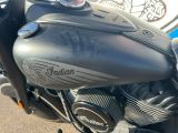 un gros plan d'une moto garée sur le bord de la route