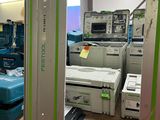 une pièce remplie de machines et d'autres objets