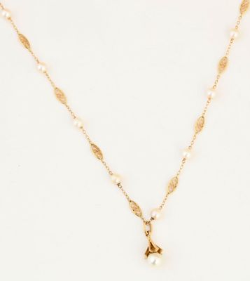 un collier en or orné de perles et d'un pendentif en forme d'étoile de mer