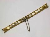 bracelet en or muni d'une chaîne ornée d'un motif en chevrons