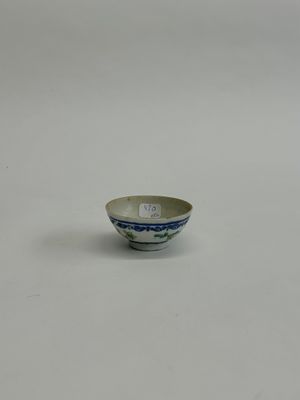 Sorbet en porcelaine émaillée polychrome.